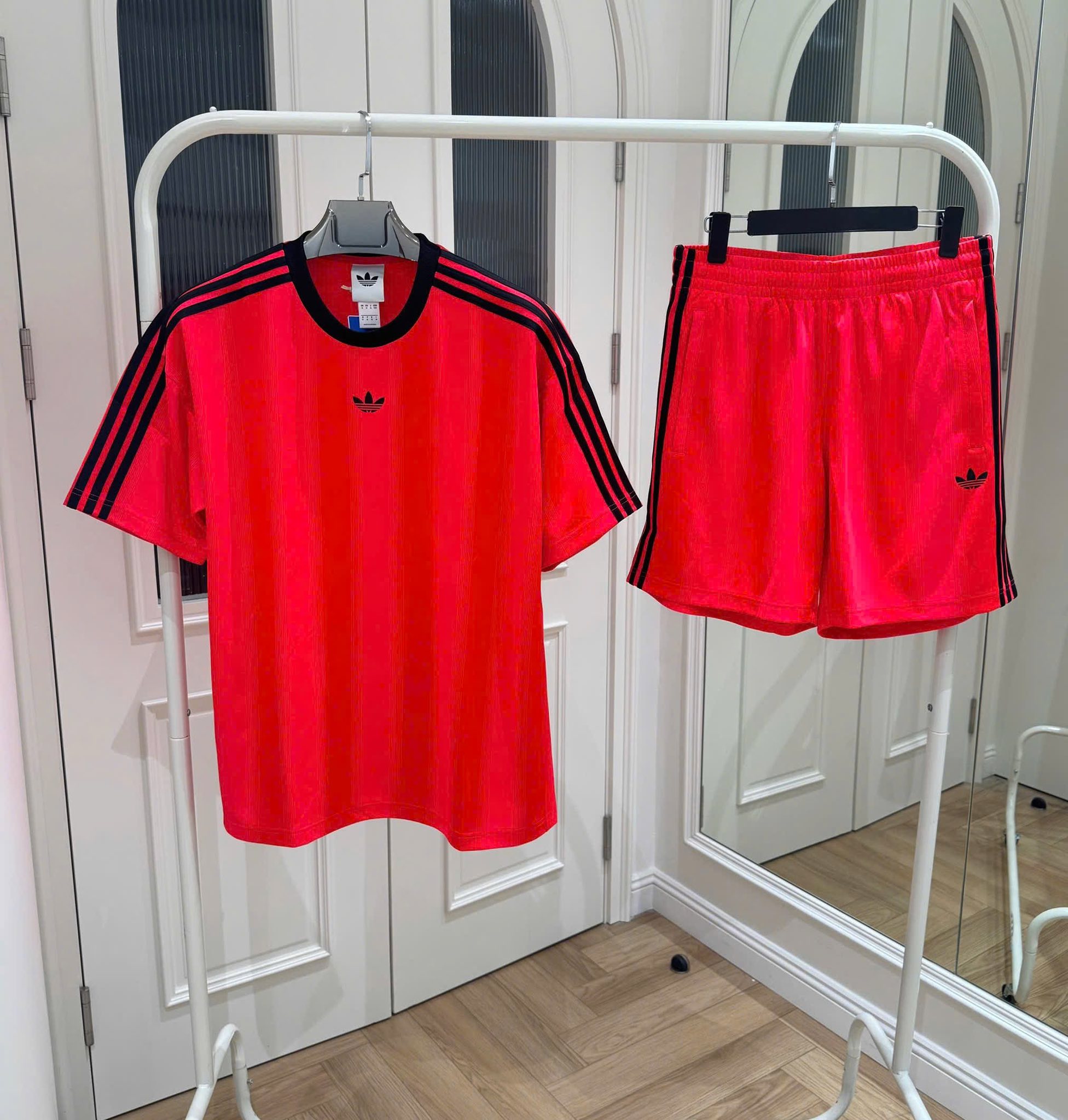 Set Bộ Quần Áo Thể Thao Cộc Tay Nam Adidas Màu Đỏ Tươi Phối Logo Đen Form Âu